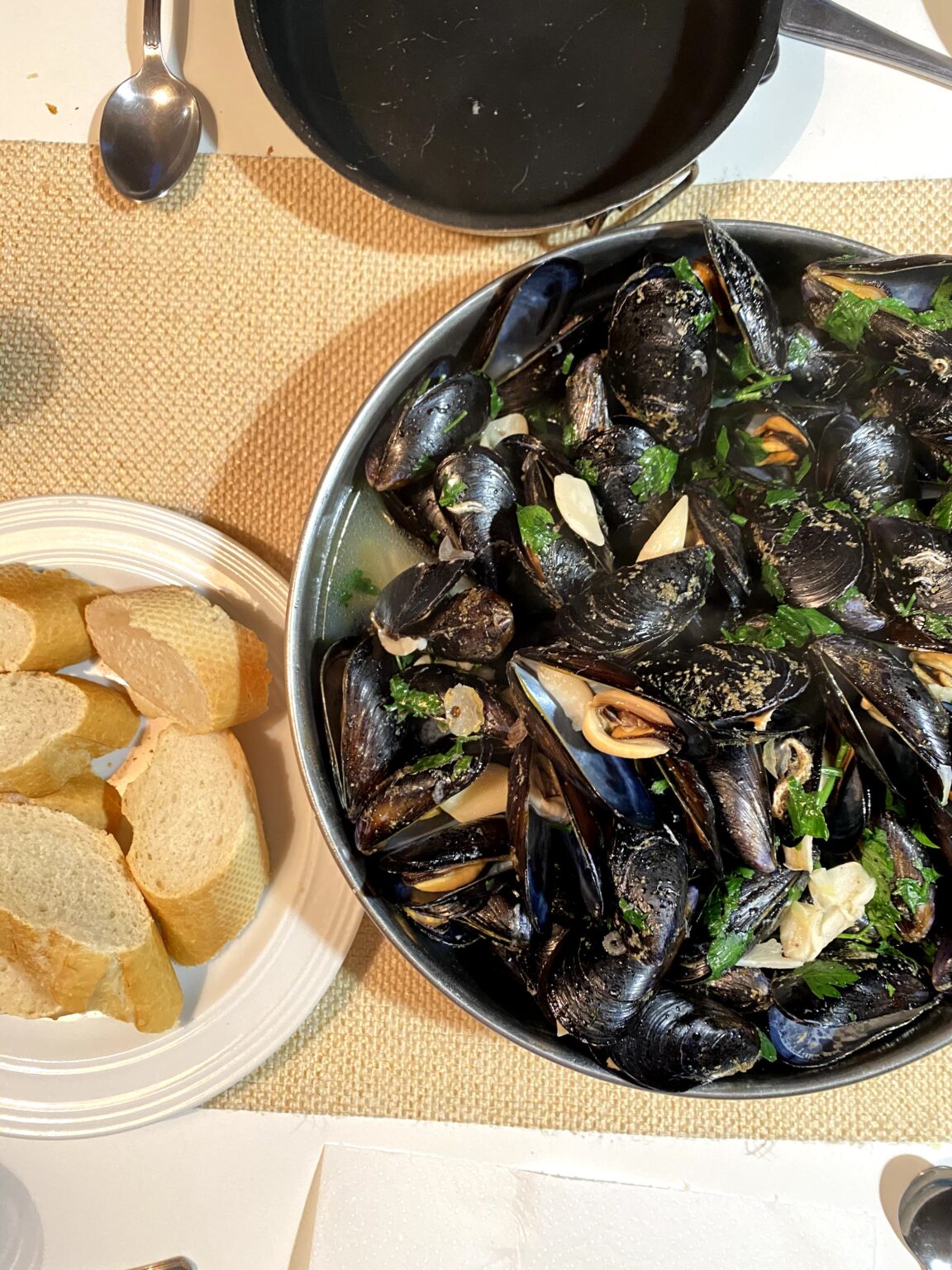 Garlic Butter Mussels With White Wine 