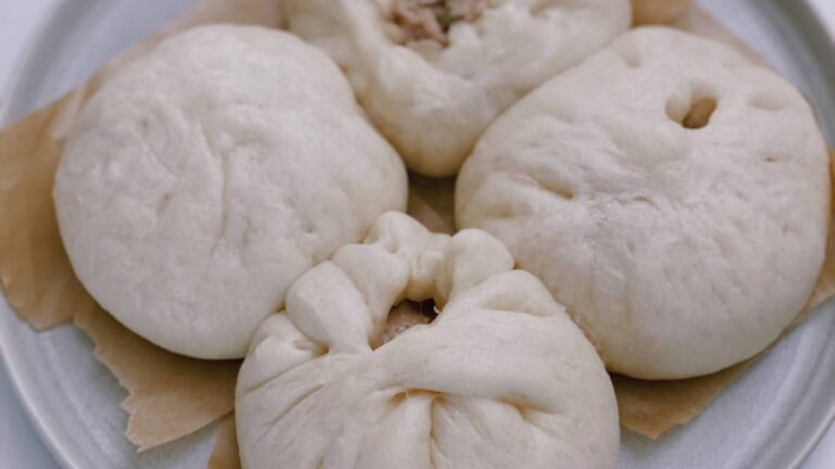 Fluffy Chinese Steamed Pork Buns (Baozi/包子)