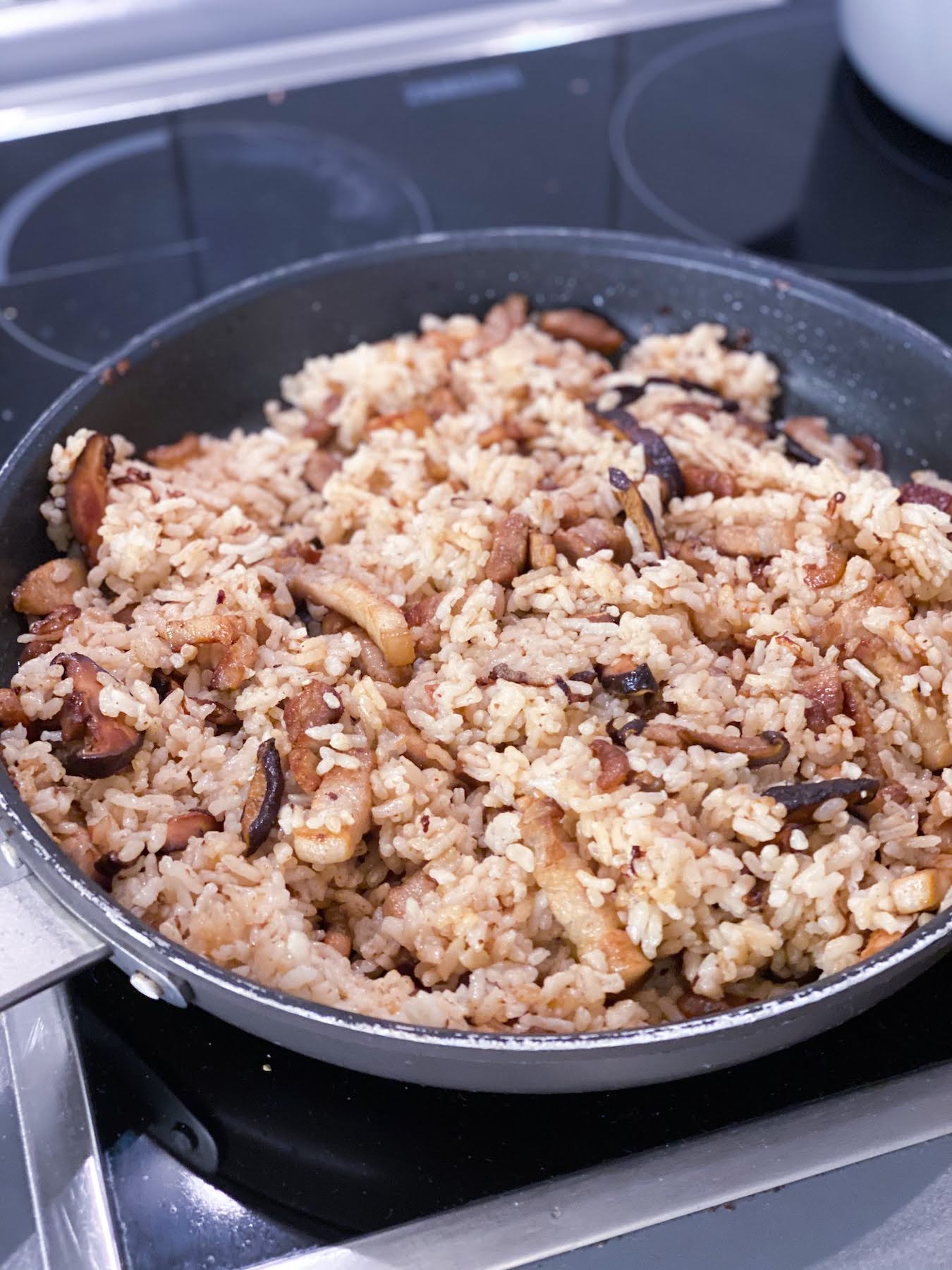 Taiwanese Sticky Rice with Pork and Mushrooms – You Fan (油飯)