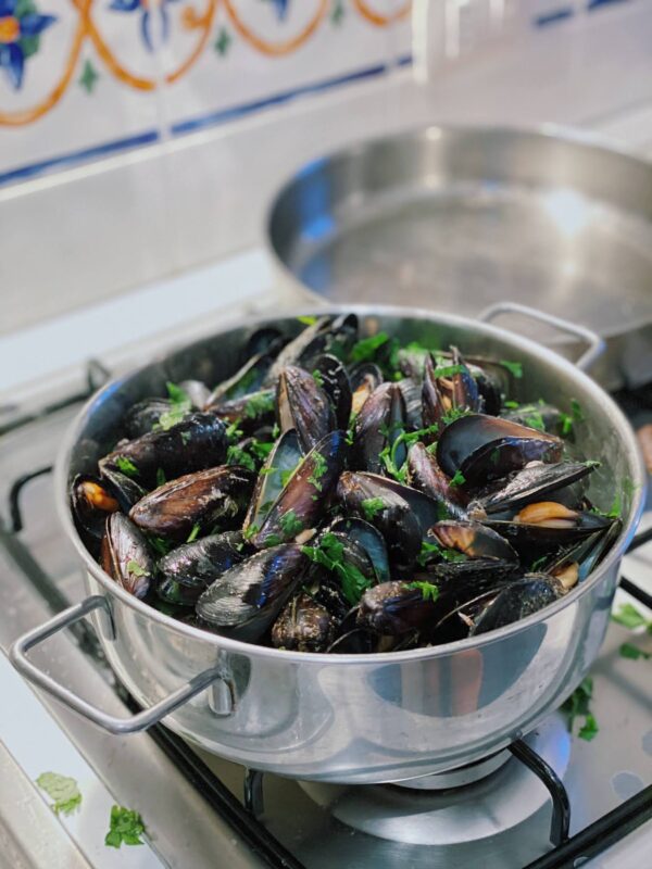 Garlic Butter Mussels with White Wine