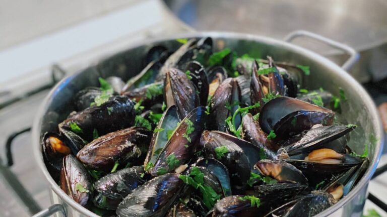 steamed mussel in pot